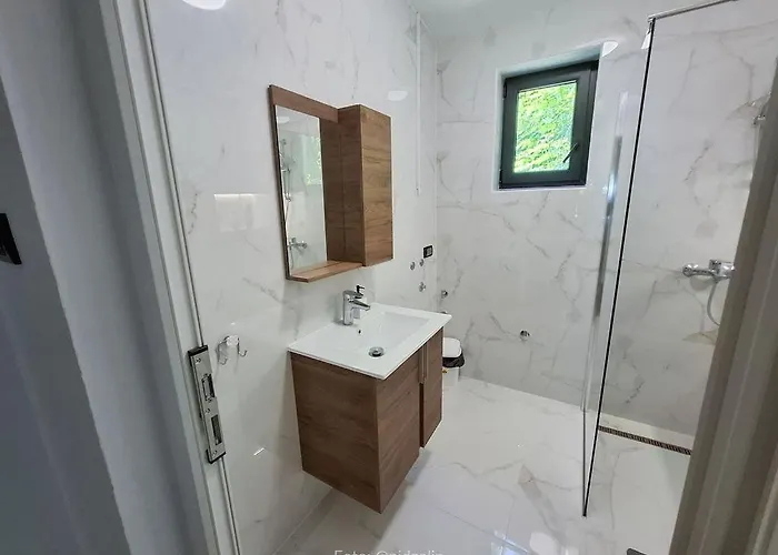 Marina Na Obali Dunava