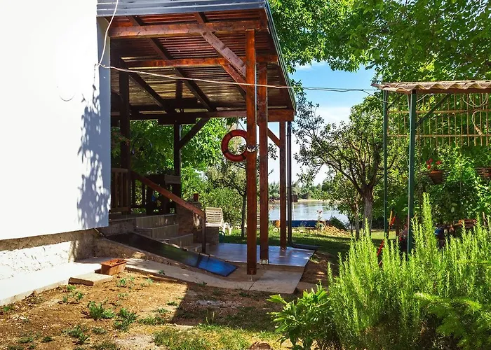 Marina Na Obali Dunava *